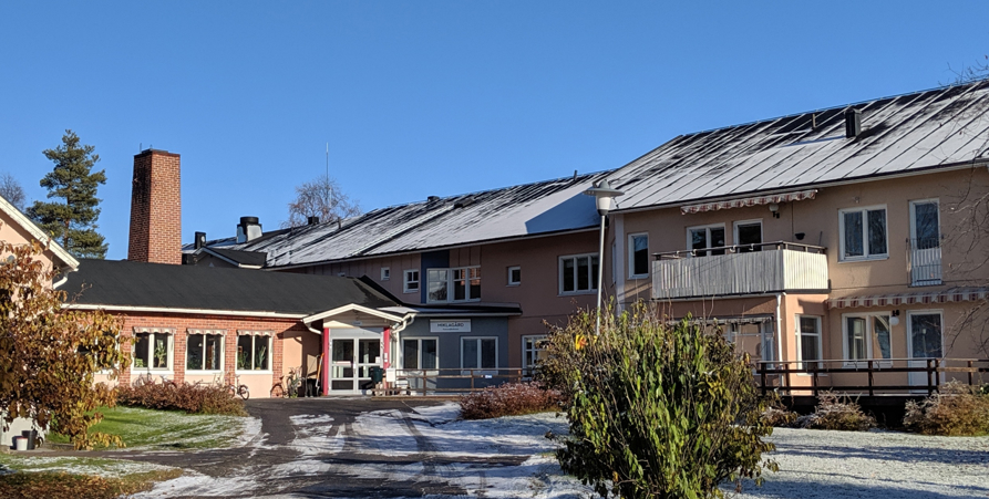 Äldreboendet Miklagård. Ett hus i två våningar med putsad rosa fasad.